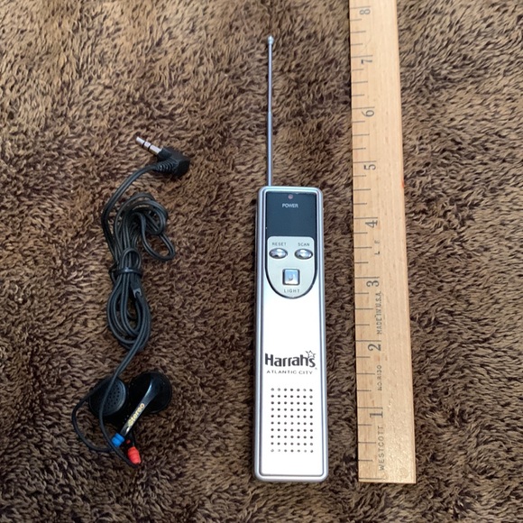 Harrahs Atlantic City Pocket Radio Flashlight Headphone Portable FM tuning - Picture 4 of 5